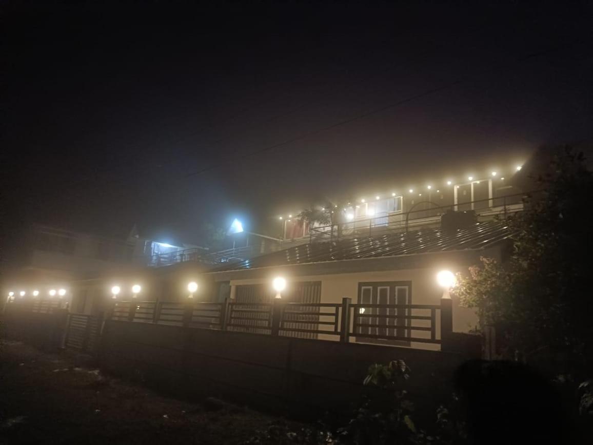 Vagamon Lake Palace Hostel Buitenkant foto