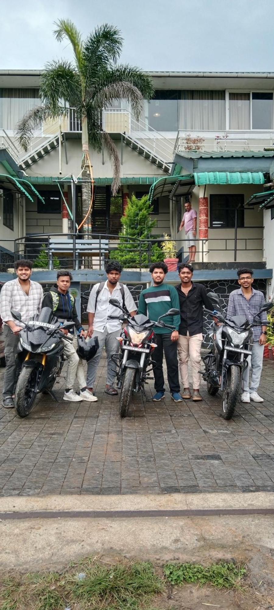 Vagamon Lake Palace Hostel Buitenkant foto